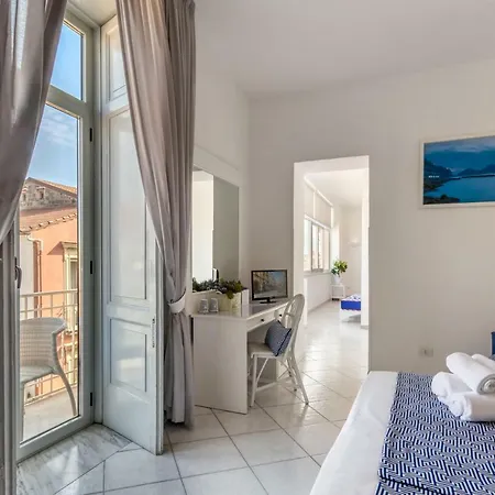 Konukevi Palazzo Starace 4*